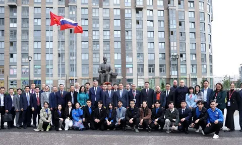 Phó Thủ tướng Lê Thành Long dâng hoa tại tượng đài Chủ tịch Hồ Chí Minh ở TP. Saint Petersburg, LB Nga