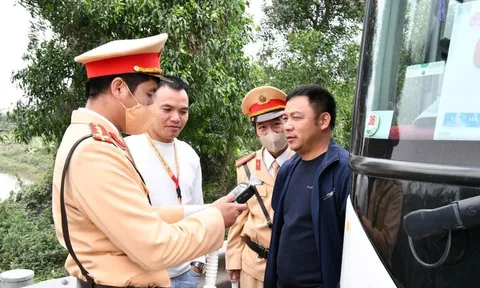 Tuyệt đối không sử dụng điện thoại khi lái xe trên cao tốc