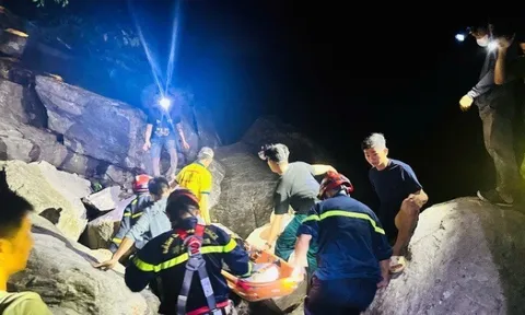 Công an Đà Nẵng xuyên đêm băng rừng đưa thi thể nạn nhân ra khỏi khu vực Khe Răm