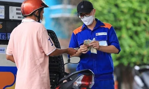 Từ chiều nay (10-7), giá xăng dầu tăng, xăng RON95 vượt 20.000 đồng/lít