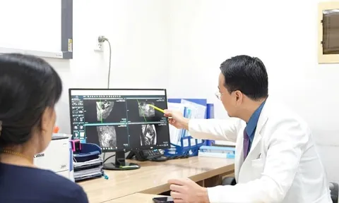 Loại bỏ khối u buồng trứng ác tính có biến chứng lỗ dò đại tràng