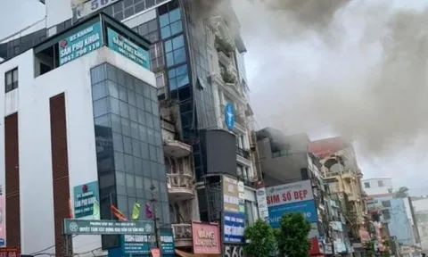 Hà Nội: Nhà 5 tầng trên đường Giải Phóng bốc cháy, đang xác định thiệt hại