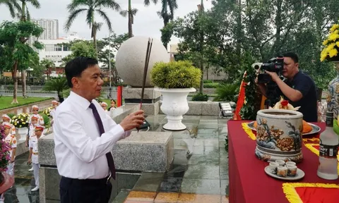 Đồng chí Trần Cẩm Tú, Ủy viên Bộ Chính trị, Thường trực Ban Bí thư thăm gia đình chính sách tại Hải Phòng
