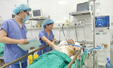 Phẫu thuật cấp cứu cho người đàn ông bị xe bán tải đâm liên hoàn trên phố Khâm Thiên