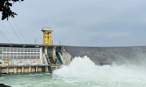 Mở hai cửa xả mặt hồ thủy điện Thác Bà để bảo đảm an toàn hồ chứa
