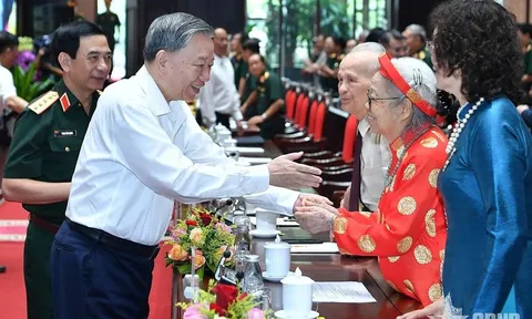 Tổng Bí thư Tô Lâm gặp mặt cán bộ lão thành cách mạng, Bà mẹ Việt Nam anh hùng, tướng lĩnh, Anh hùng Lực lượng vũ trang nhân dân