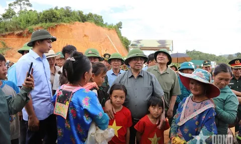Thủ tướng Phạm Minh Chính tới thăm, động viên nhân dân bị thiệt hại do mưa lũ ở Điện Biên