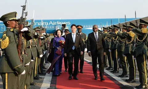 Chủ tịch nước Lương Cường đến Luanda, bắt đầu chuyến thăm cấp nhà nước Cộng hòa Angola