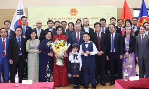 Tổng Bí thư Tô Lâm thăm Đại sứ quán và gặp gỡ cộng đồng người Việt Nam tại Hàn Quốc