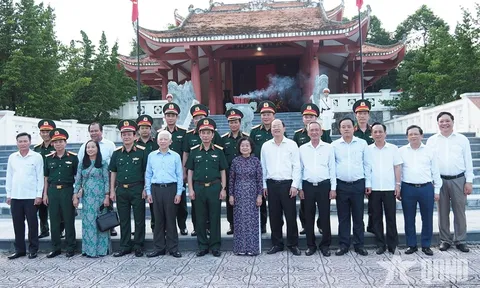 Đoàn lãnh đạo Đảng, Nhà nước, Bộ Quốc phòng dâng hương Chủ tịch Hồ Chí Minh tại khu tưởng niệm ở Cà Mau