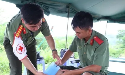 Những thầy thuốc mang hai màu áo