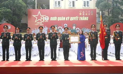 Đoàn Nghi lễ Quân đội đón nhận Huân chương Bảo vệ Tổ quốc hạng Nhì