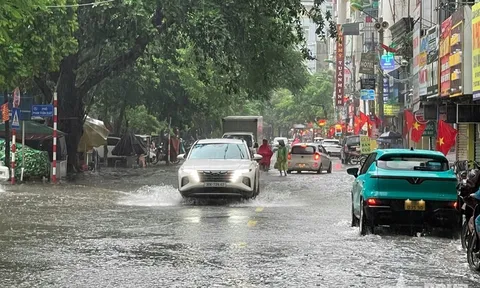 Mưa lớn, Hà Nội phố thành "sông"