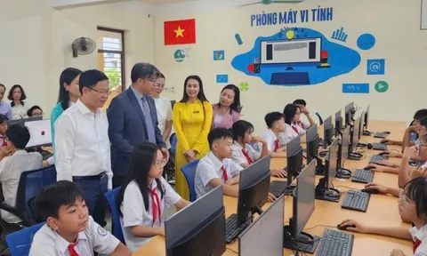 Học sinh Thái Nguyên được tặng phòng Tin học