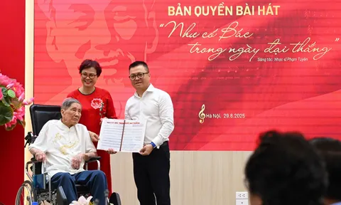Báo Nhân Dân tiếp nhận bản quyền bài hát “Như có Bác trong ngày đại thắng”