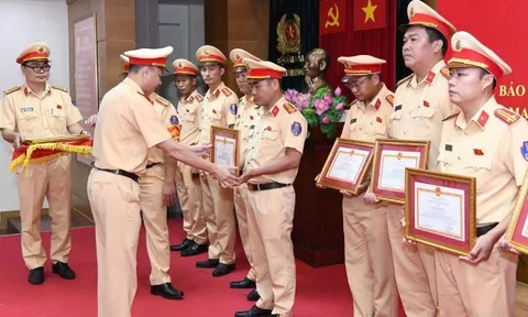 Khen thưởng lực lượng Cảnh sát giao thông tăng cường phục vụ A80