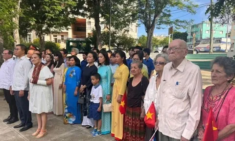 Dâng hoa tưởng nhớ Chủ tịch Hồ Chí Minh nhân kỷ niệm 80 năm Quốc khánh Việt Nam