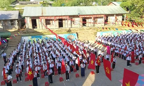Học sinh vùng lũ Nghệ An vượt khó bước vào năm học mới