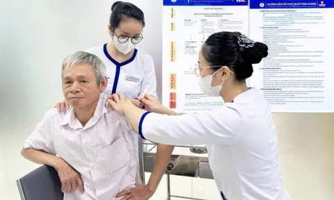 Tiêm vaccine phòng uốn ván miễn phí cho bà con vùng lũ lụt