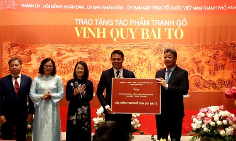 Văn Miếu – Quốc Tử Giám tiếp nhận bức tranh gỗ “Vinh quy bái tổ” từng đạt 2 kỷ lục Việt Nam