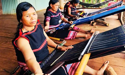 Thổi hồn cho du lịch cộng đồng bằng nghề dệt thổ cẩm