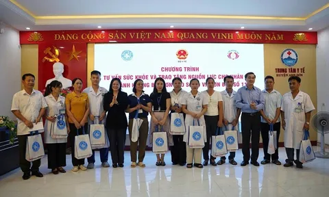 Khám sức khỏe, tặng quà hỗ trợ người dân và nhân viên y tế bị ảnh hưởng bởi bão lũ