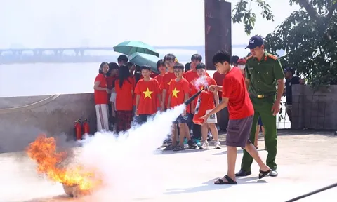 Công an TP Hà Nội tập huấn kỹ năng cứu người đuối nước cho học sinh