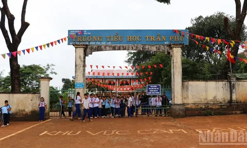 Đòn bẩy nâng bước học sinh dân tộc thiểu số vùng biên giới đến trường