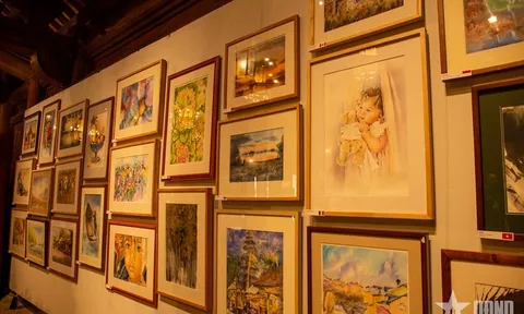 Triển lãm tranh màu nước quốc tế “Hành trình kết nối” tại Văn Miếu - Quốc Tử Giám thu hút du khách quốc tế