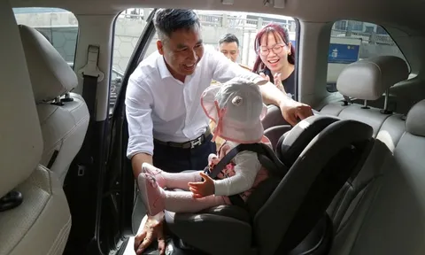 Theo quy định, ô tô khách, taxi có bắt buộc lắp ghế an toàn cho trẻ em?