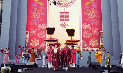 Diễu hành Việt phục “Bách hoa hỷ sự” - Sắc màu truyền thống lan tỏa giữa phố cổ Hà Nội