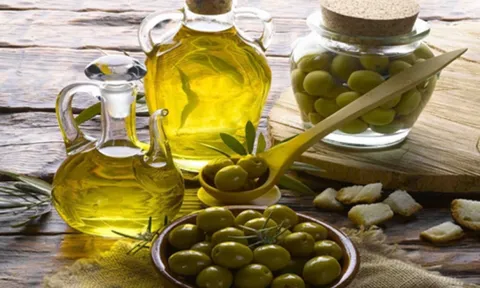 Trào lưu uống dầu ô-liu khi bụng đói vào buổi sáng và những cảnh báo cần biết