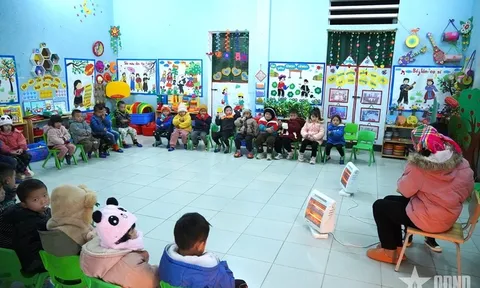 Giữ ấm lớp học, chăm bữa ăn nóng cho học sinh vùng biên những ngày giá rét