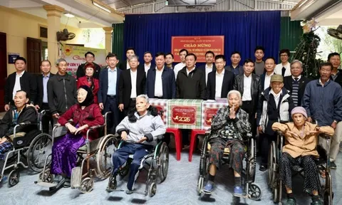 Đoàn công tác của Bộ Y tế thăm, chúc Tết bệnh nhân phong