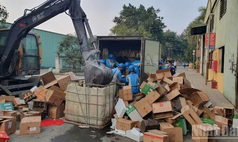 Hưng Yên tiêu hủy hơn 2.000 chai rượu nhập lậu