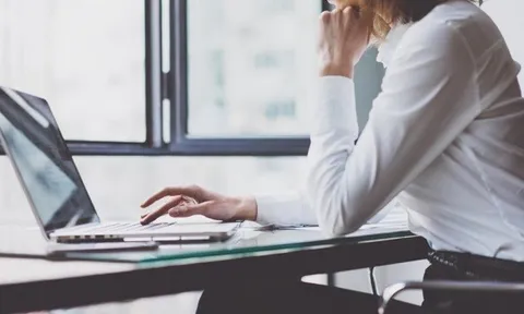 Làm việc nhiều trước màn hình làm da nhanh lão hóa