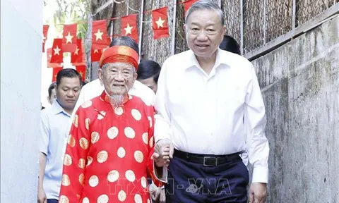 Tổng Bí thư Tô Lâm đến thăm, chúc Tết nhà nghiên cứu Nguyễn Đình Tư