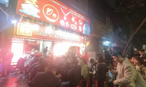 Giá vàng tăng mạnh, khách vẫn xếp hàng mua lộc đầu năm tại Bảo Tín Minh Châu