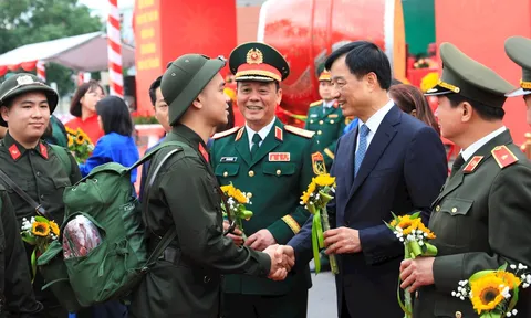 Bí thư Thành ủy Hà Nội Nguyễn Duy Ngọc dự lễ giao quân, động viên tân binh lên đường nhập ngũ