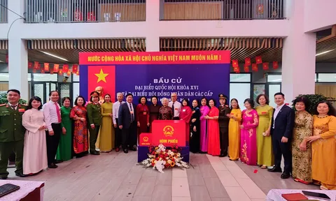 Nguyên Chủ tịch Quốc hội Nguyễn Thị Kim Ngân bỏ phiếu tại Khu vực bỏ phiếu số 24, phường Tây Hồ, Hà Nội