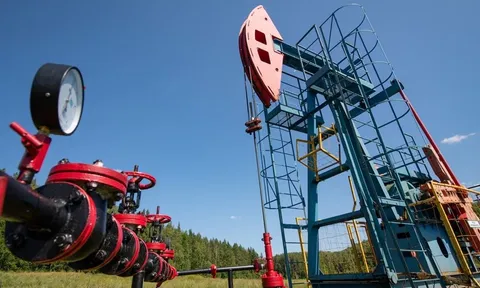 Giá xăng dầu hôm nay (18-3): Tăng mạnh trở lại