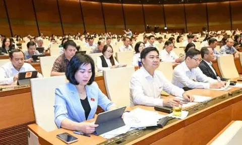 Đẩy mạnh phân quyền, giảm thủ tục công chứng cho người dân