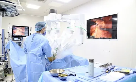 Phẫu thuật robot mở thêm cơ hội điều trị cho người bệnh ung thư trực tràng cao tuổi