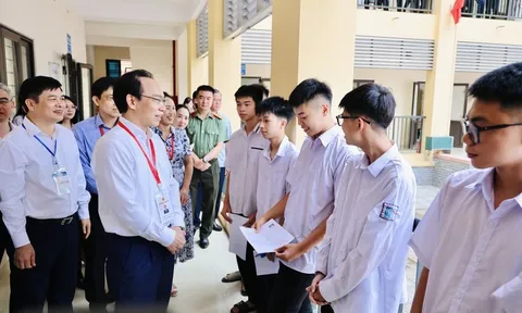 Kiểm tra trước giờ làm bài thi đầu tiên, Bộ trưởng GD&ĐT đánh giá công tác chuẩn bị