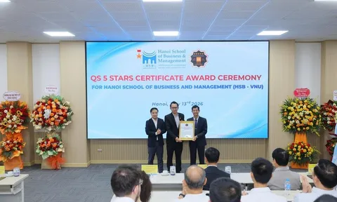 Trao chứng nhận cho trường công lập đầu tiên của Việt Nam đạt QS Stars 5 sao