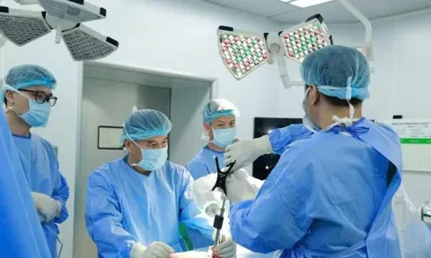 Tích hợp robot và định vị 3D, nâng cao hiệu quả phẫu thuật cột sống