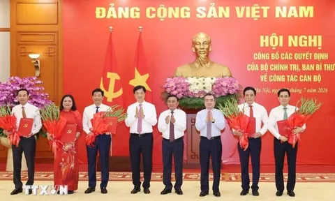 Hội nghị công bố các quyết định của Bộ Chính trị, Ban Bí thư về công tác cán bộ