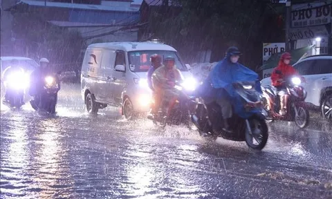 Hà Nội: Mưa lớn kéo dài, dềnh nước tại một số tuyến phố
