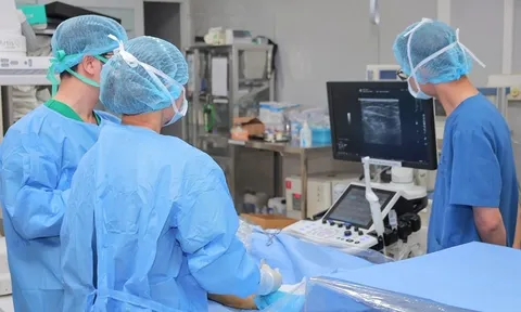 Can thiệp ca suy giãn tĩnh mạch chi dưới bằng keo sinh học