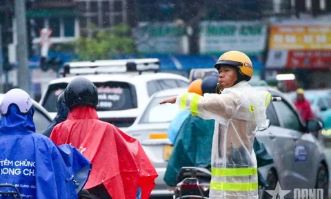Hà Nội: Cảnh sát giao thông chủ động triển khai các phương án bảo đảm an toàn giao thông ứng phó mưa lớn kéo dài